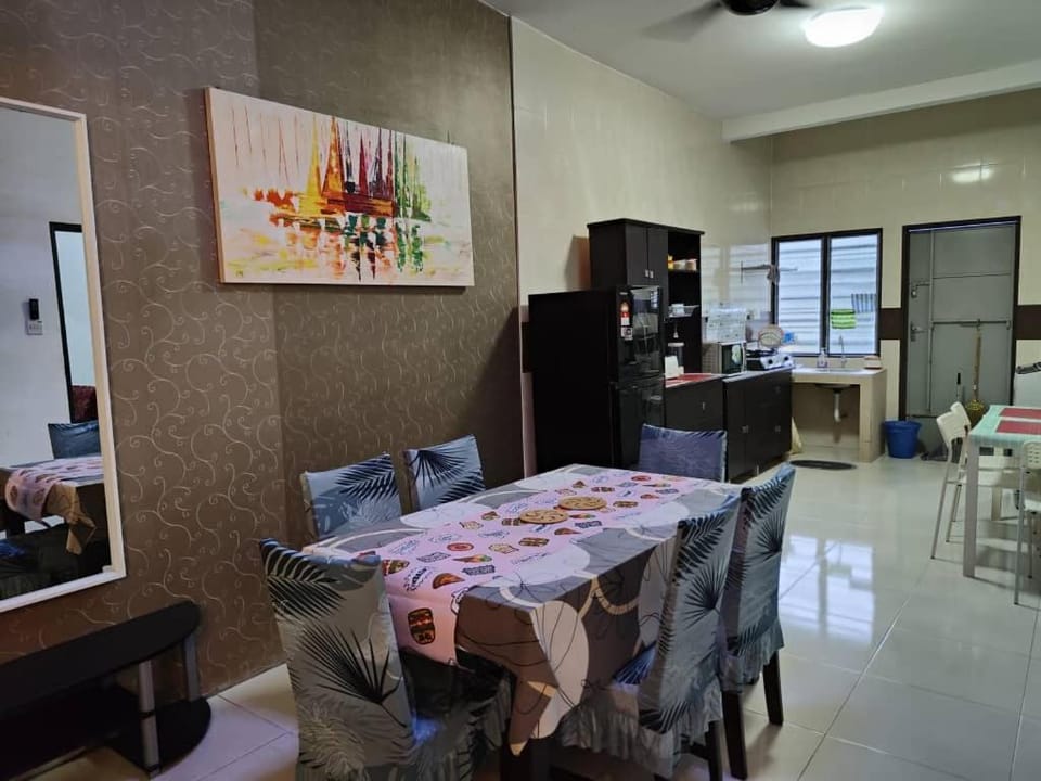 Kitchen or kitchenette, Dining area, minibar