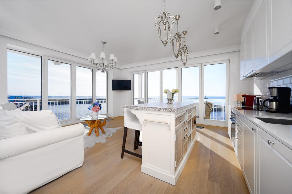 Coffee/tea facilities, Kitchen or kitchenette, Living room, Seating area, Dining area, Sea view, pet friendly