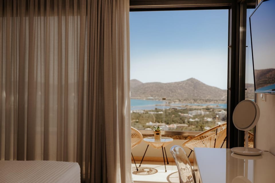 View (from property/room), Balcony/Terrace, Bedroom, Lake view, Mountain view