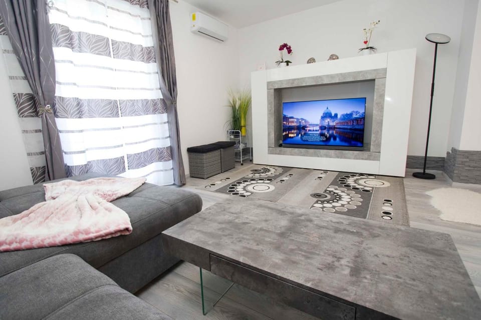 Communal lounge/ TV room, TV and multimedia