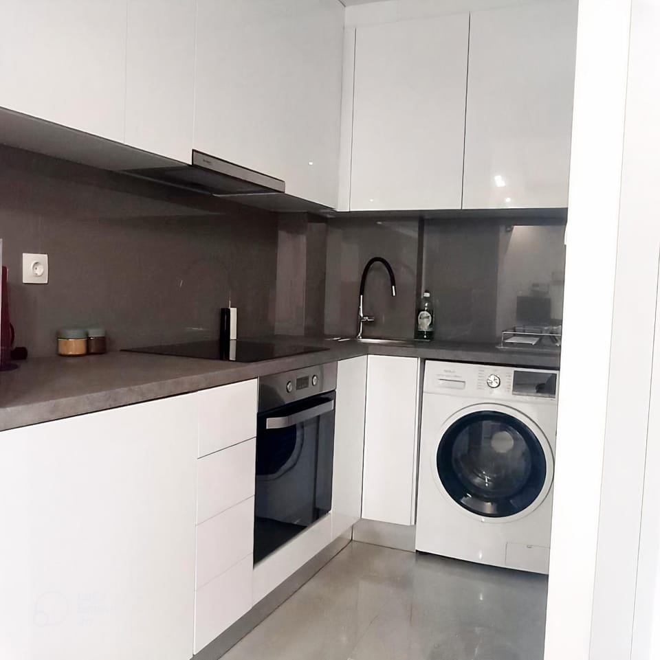 Kitchen or kitchenette, oven, pet friendly, stove, washing machine