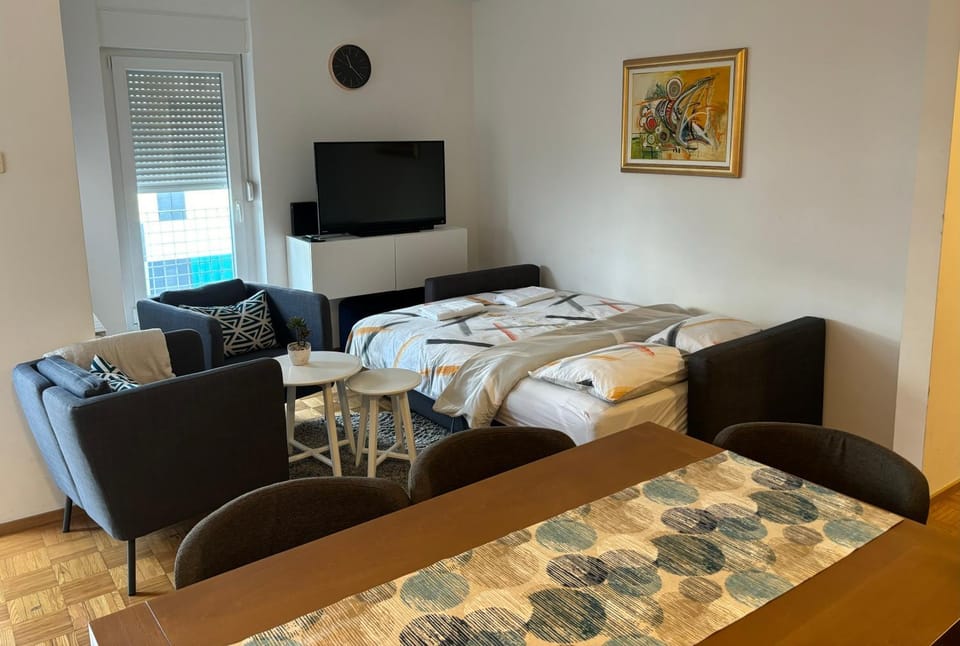 Bed, TV and multimedia, Living room, Photo of the whole room, Seating area, Evening entertainment