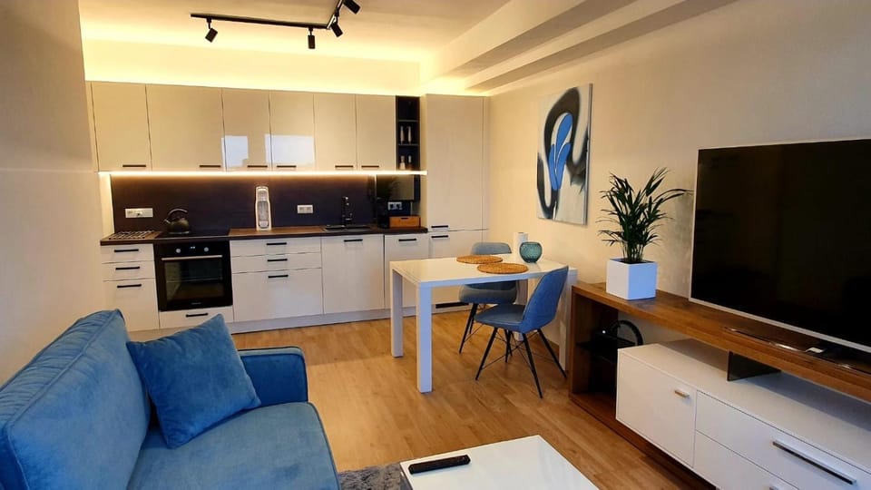 TV and multimedia, Kitchen or kitchenette, Living room, Seating area