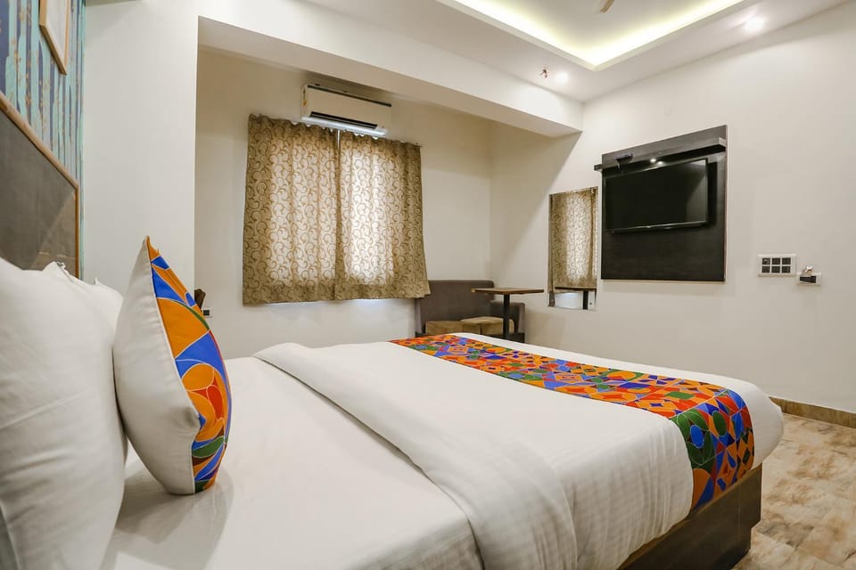 TV and multimedia, Photo of the whole room, Seating area, Bedroom, air conditioner