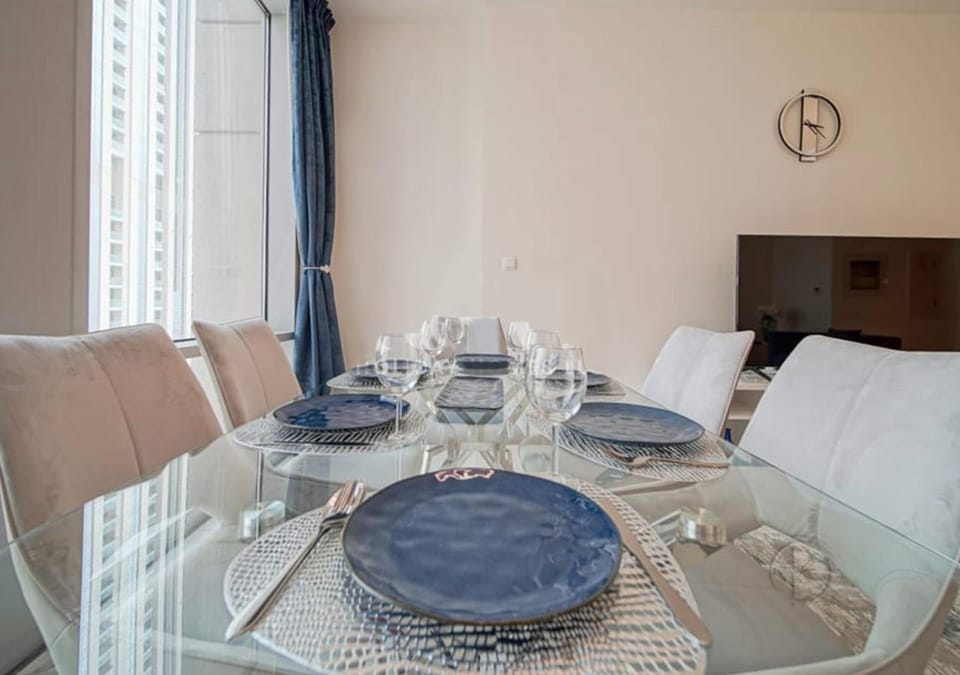 View (from property/room), Living room, Seating area, Dining area