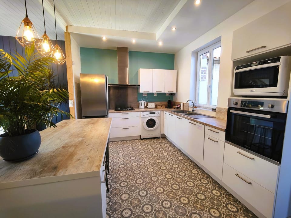 Coffee/tea facilities, dishwasher, microwave, oven, stove, washing machine, kitchen