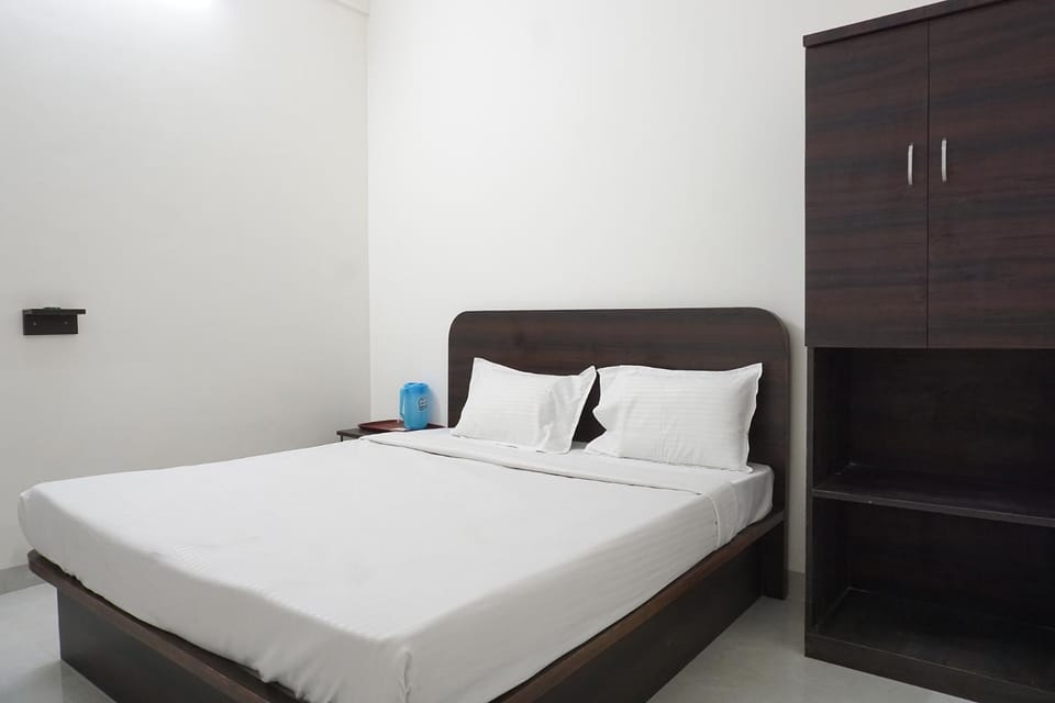 Photo of the whole room, Bedroom, wardrobe