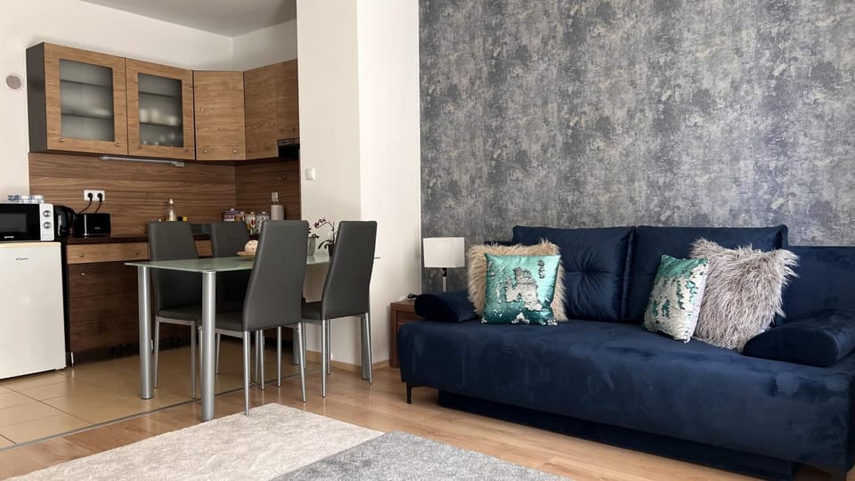 Kitchen or kitchenette, Seating area, Dining area