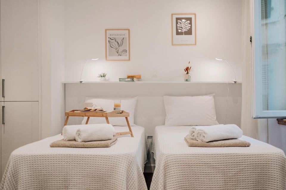 Bed, Bedroom, towels