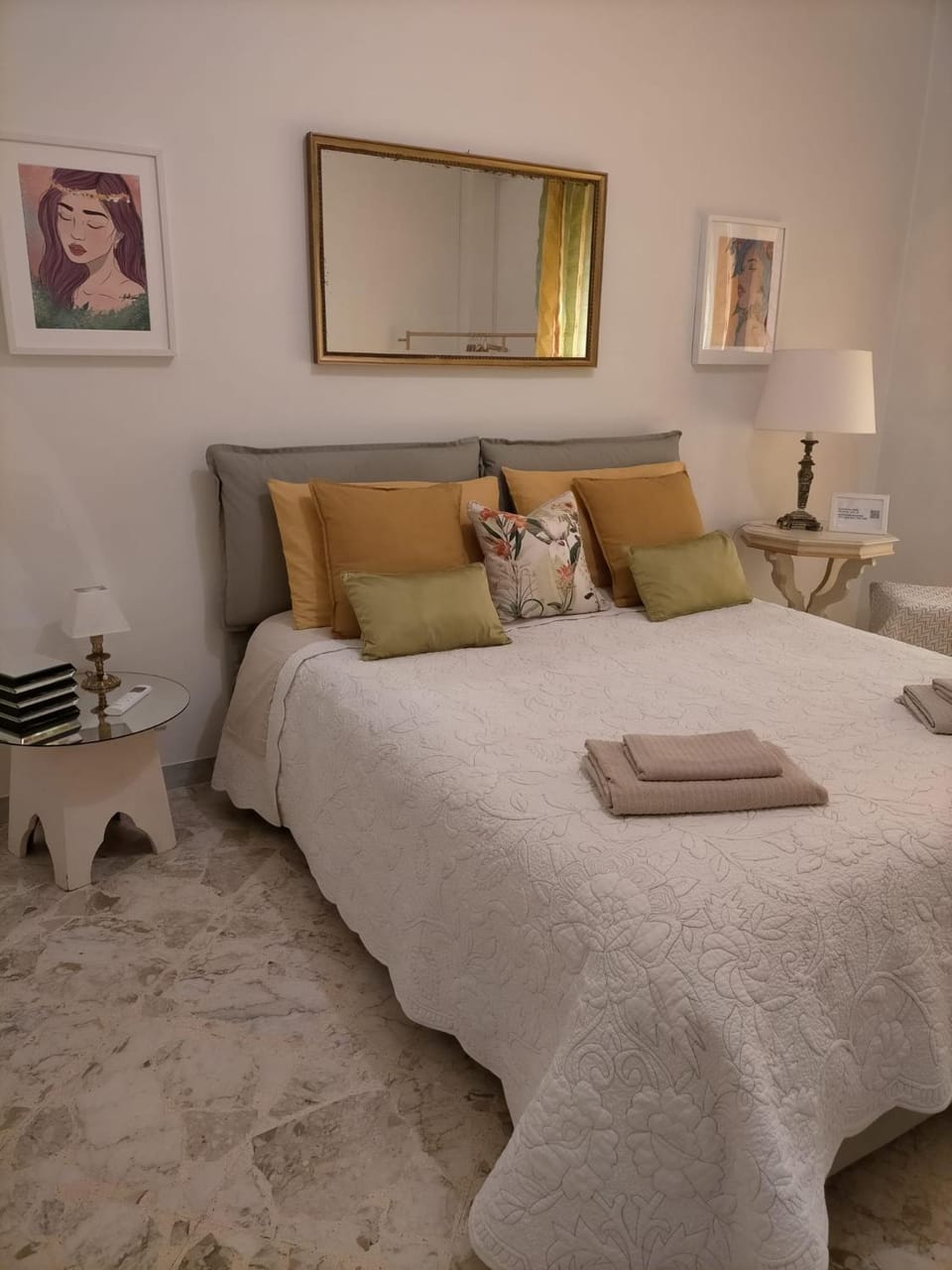 Photo of the whole room, Bedroom, towels