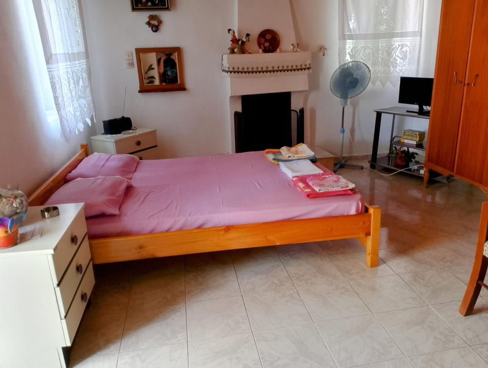 Property building, Bed, Photo of the whole room, Bedroom, internet