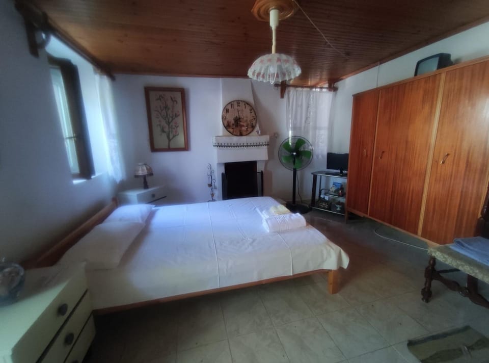 Bed, TV and multimedia, Photo of the whole room, Bedroom, wardrobe