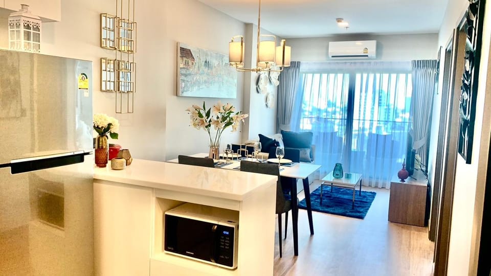 Kitchen or kitchenette, Living room, Seating area, Dining area, air conditioner