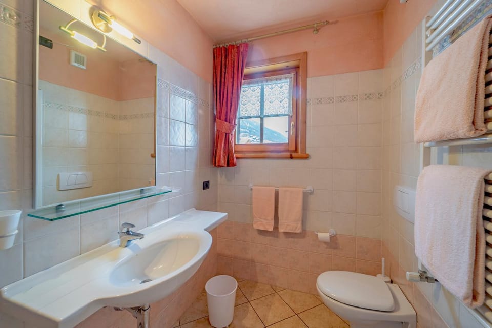 Shower, Toilet, Bathroom, bidet, towels