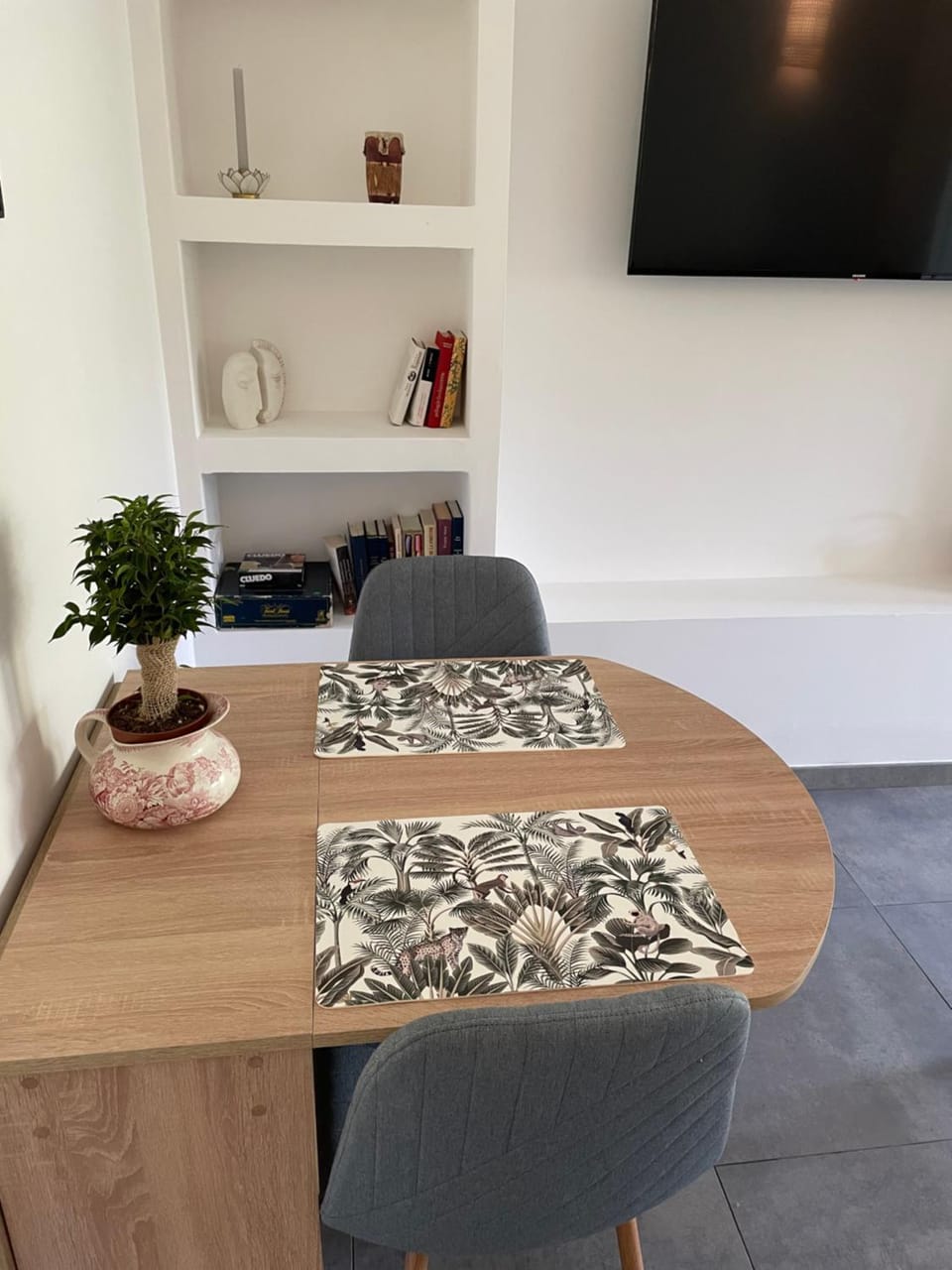 TV and multimedia, Living room, Seating area, Dining area