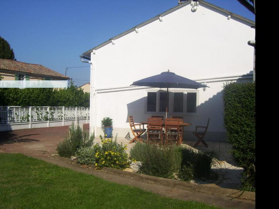 Property building, Day, Garden, Garden view