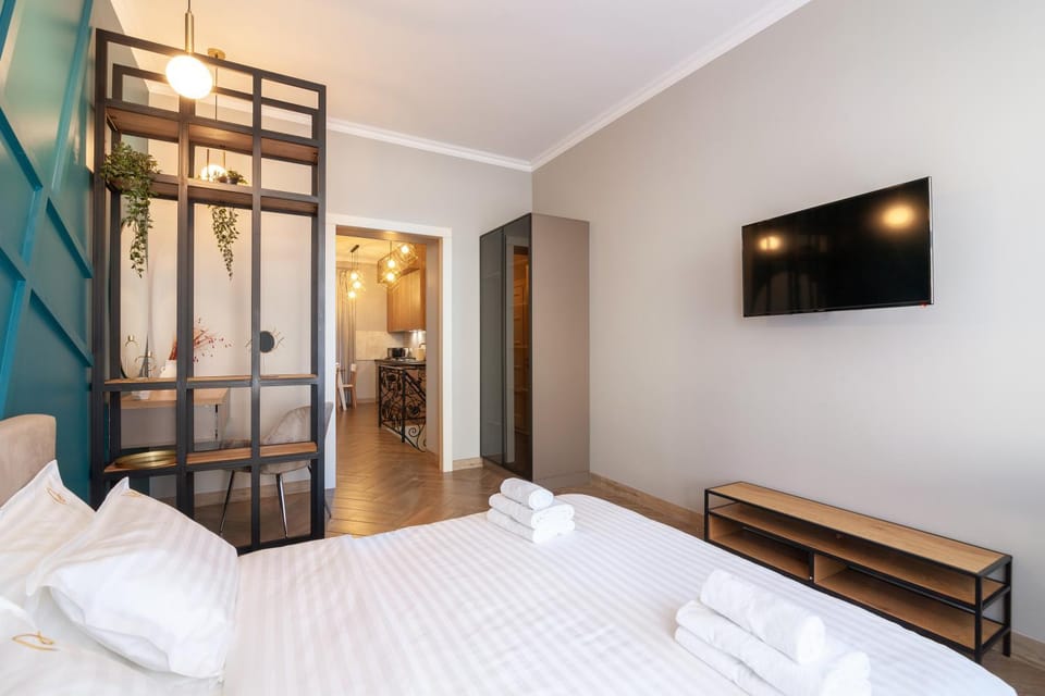 Bed, TV and multimedia, Photo of the whole room, Bedroom, towels, wardrobe