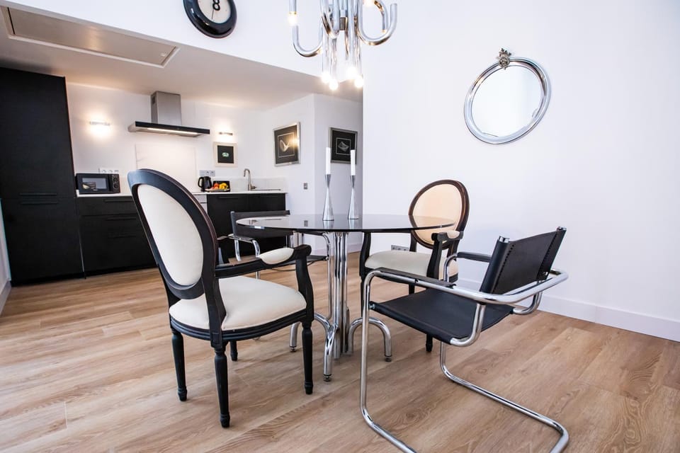 Kitchen or kitchenette, Dining area