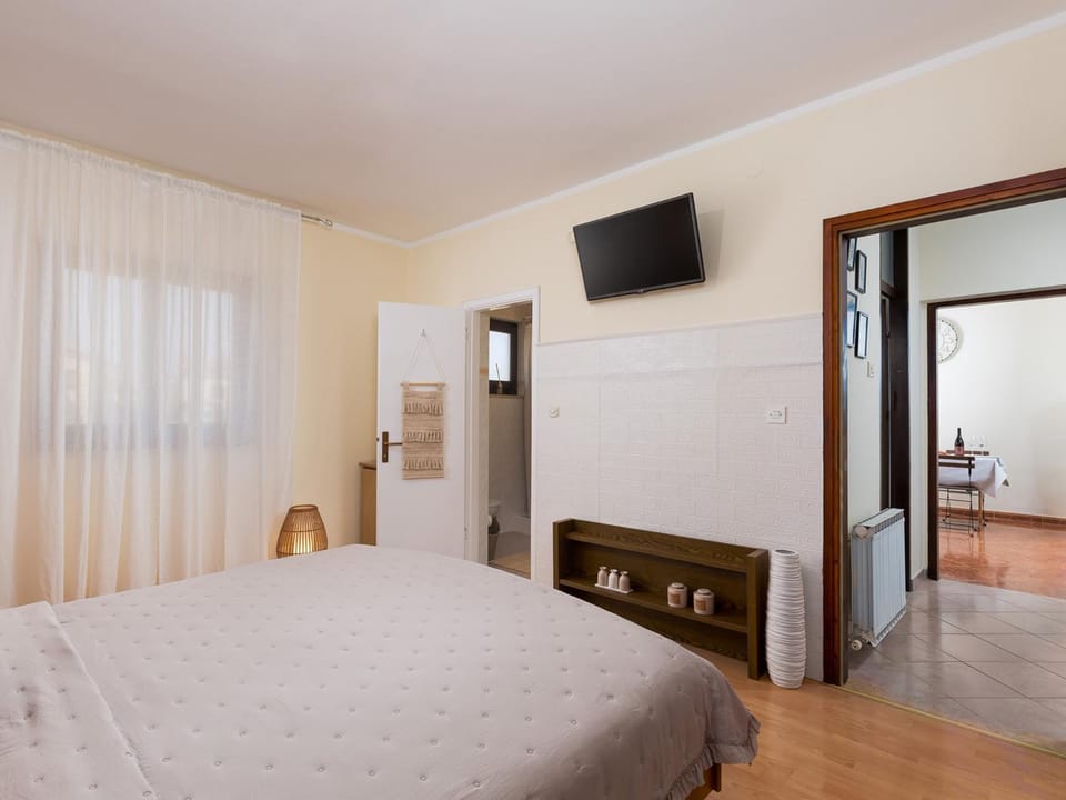 Bed, TV and multimedia, Bedroom