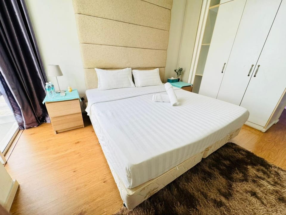 Bed, Bedroom, towels, wardrobe