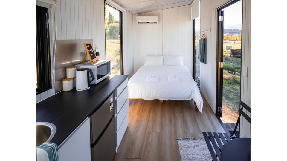 Kitchen or kitchenette, Bedroom