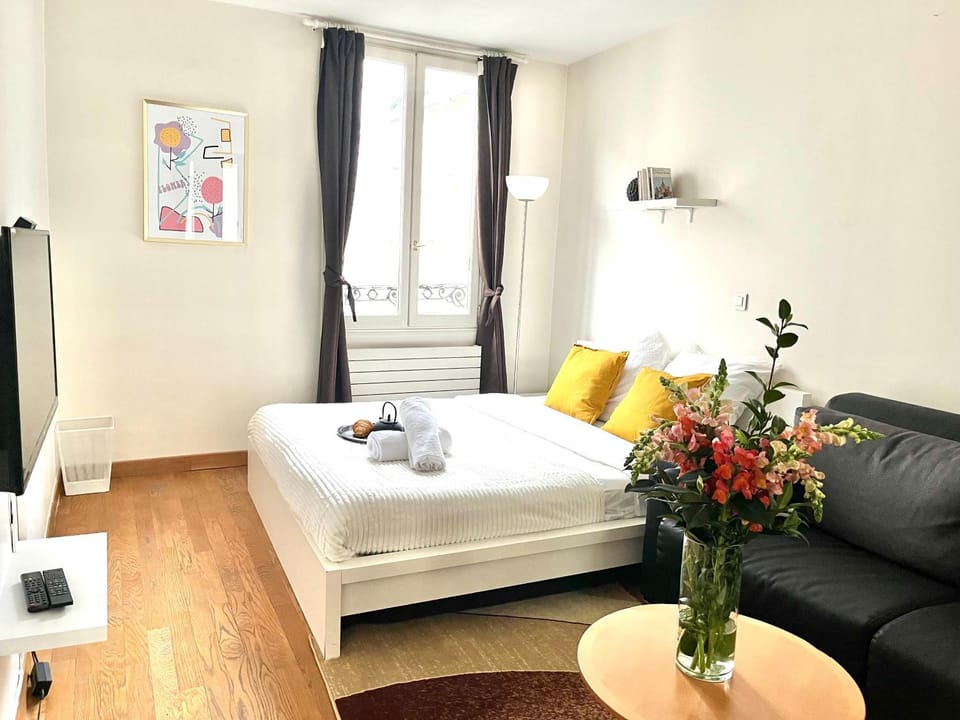 TV and multimedia, Photo of the whole room, Bedroom