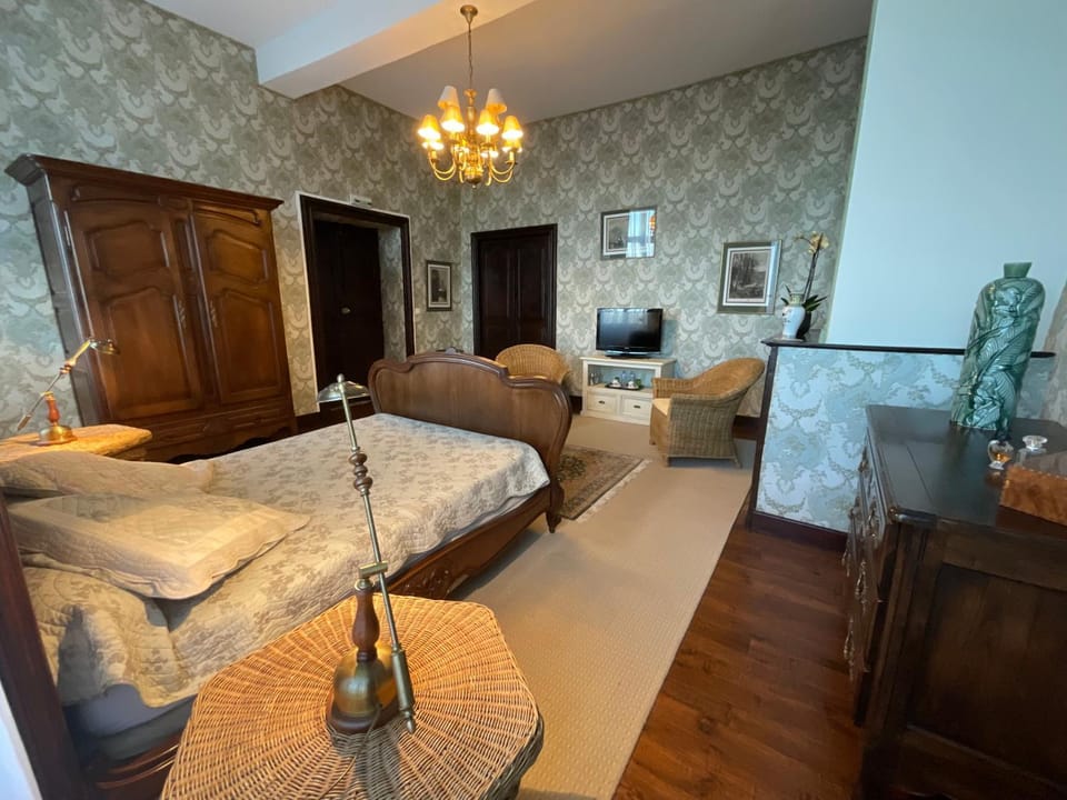 TV and multimedia, Photo of the whole room, Seating area, Pool view, Swimming pool, wardrobe