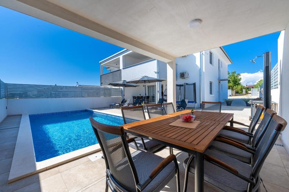 Patio, Day, Balcony/Terrace, Dining area, Pool view, Swimming pool, sunbed