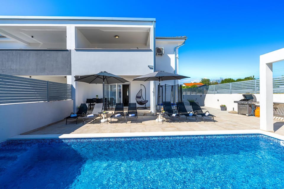 Property building, Patio, Balcony/Terrace, Swimming pool, sunbed