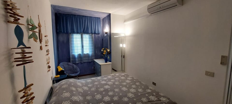 Bed, Photo of the whole room, Bedroom, air conditioner