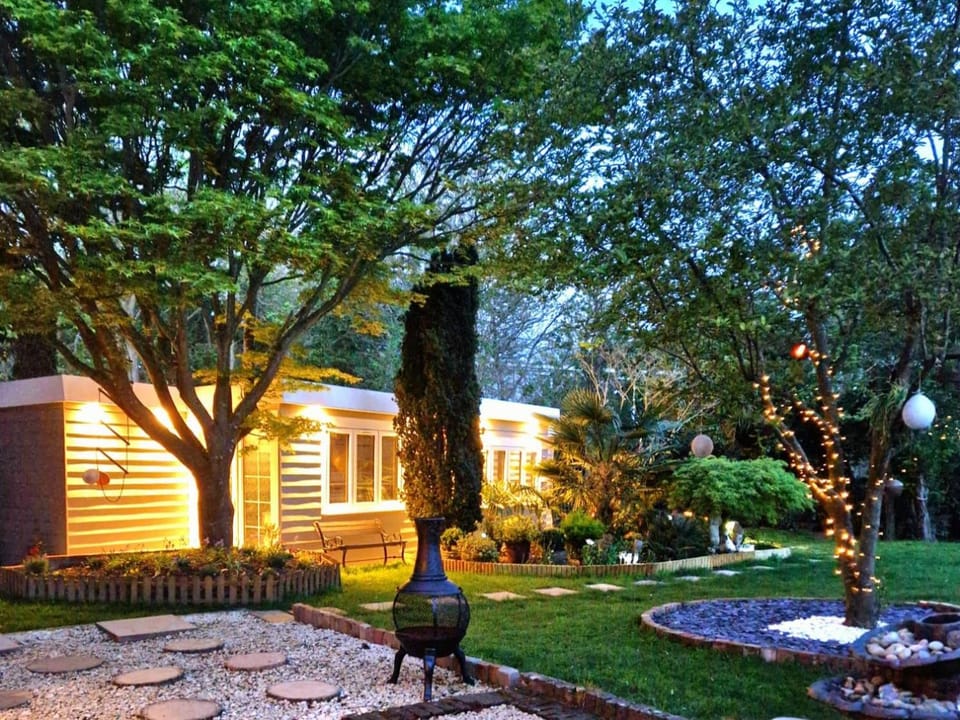 1 Bed Cottage-Museum View-Garden-Free Parking House in Weybridge