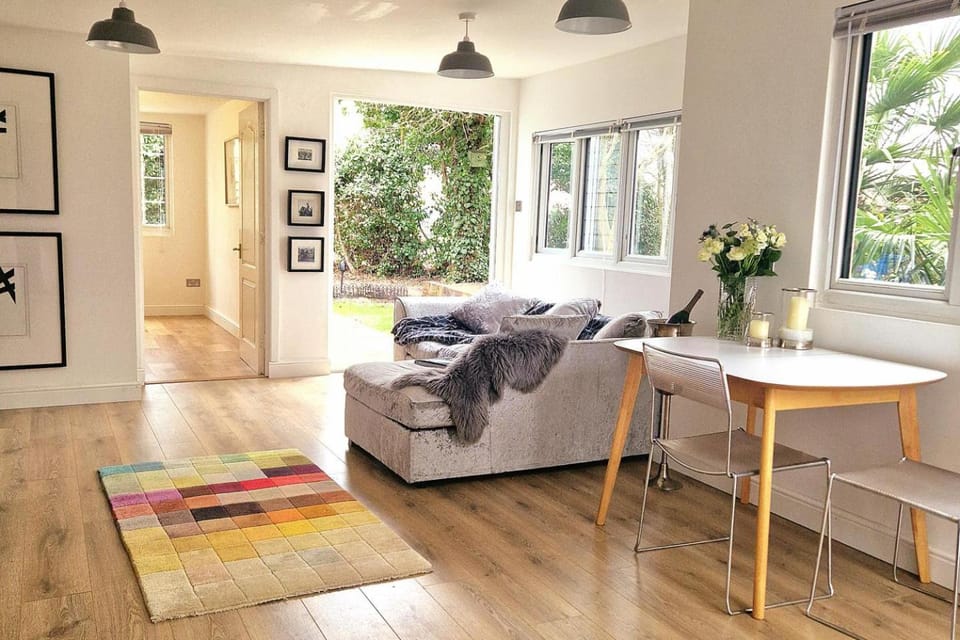 1 Bed Cottage-Museum View-Garden-Free Parking House in Weybridge