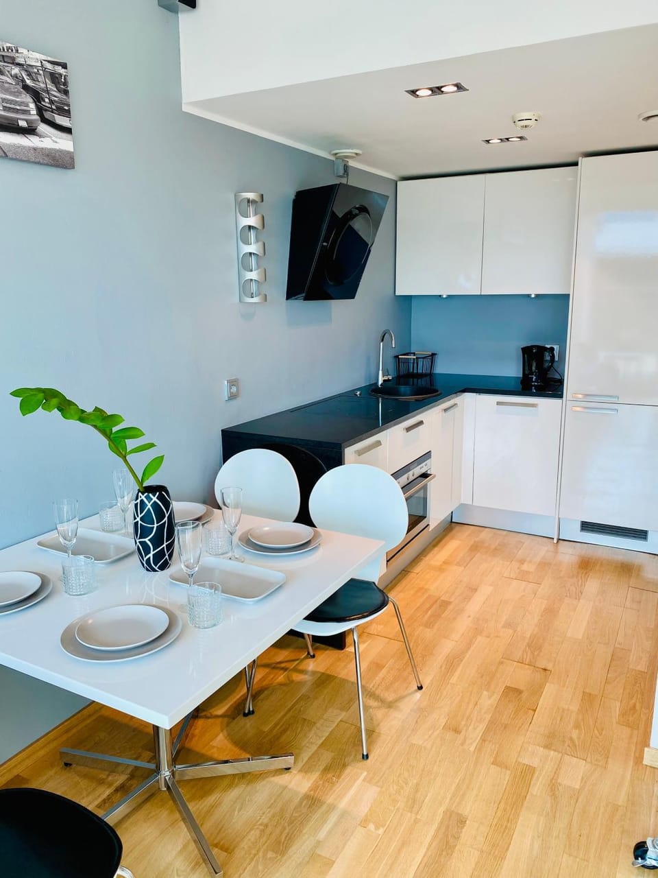 Kitchen or kitchenette, Dining area