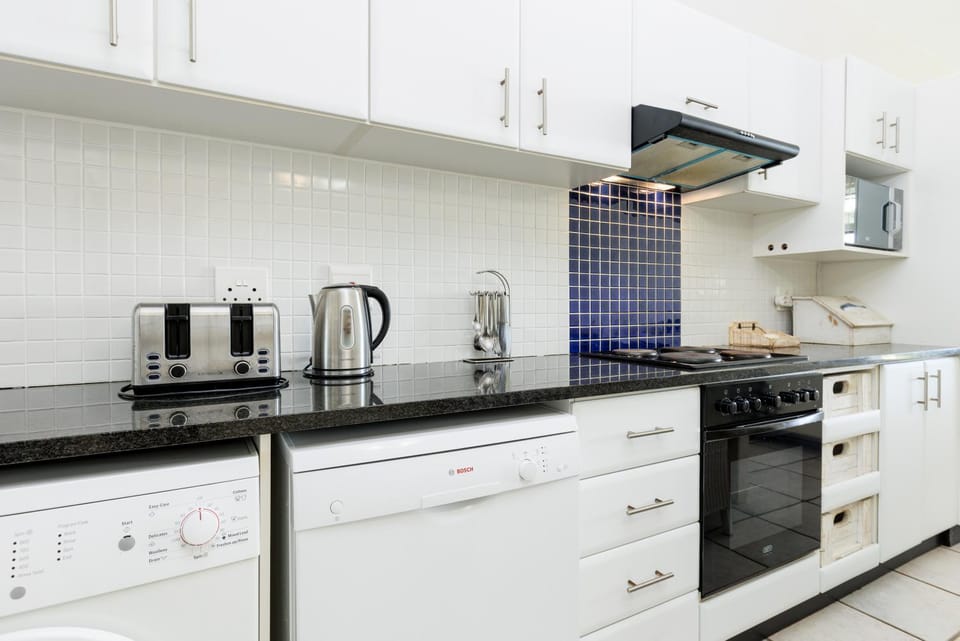 Kitchen or kitchenette, dishwasher, stove