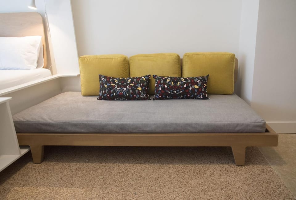 Bed, Seating area