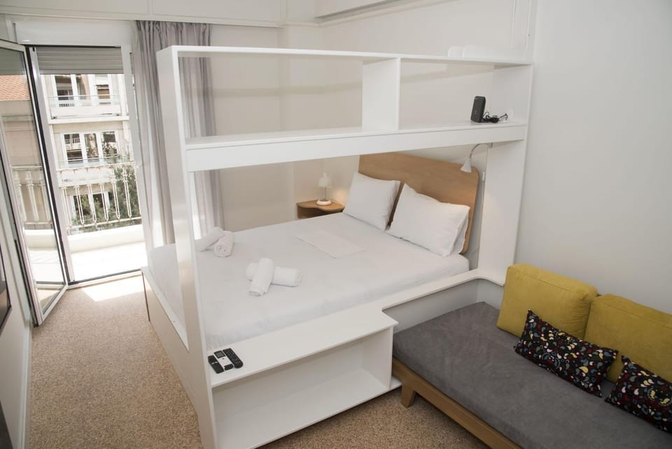 Bed, Seating area