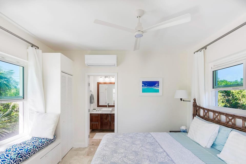 Chuchubi Cottage House in Long Bay Hills