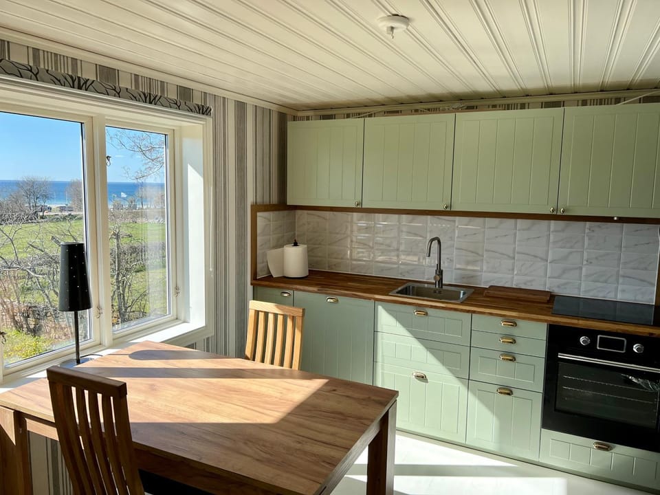 Kitchen or kitchenette, Dining area, dishwasher, pet friendly, stove