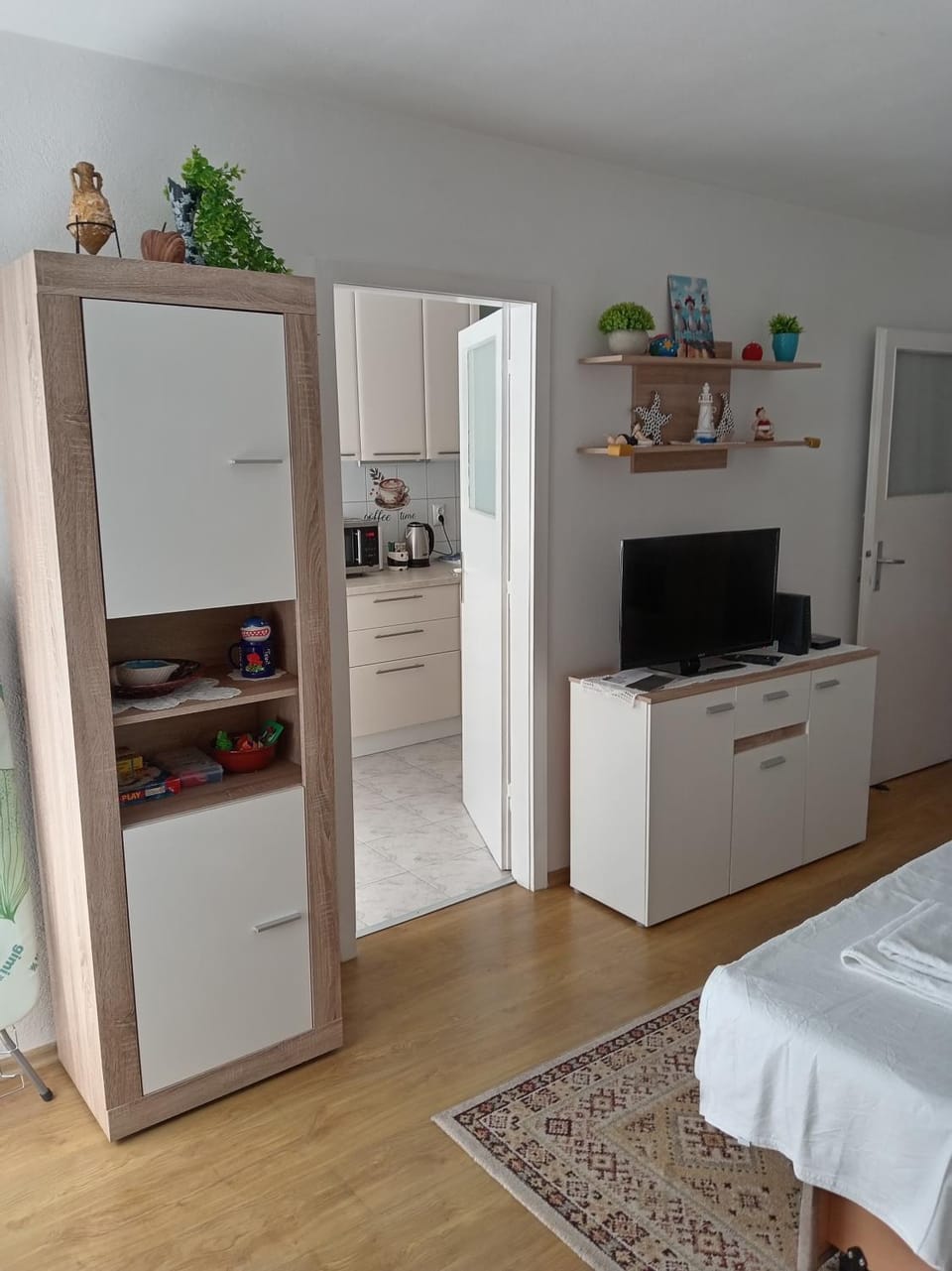 Bed, Living room