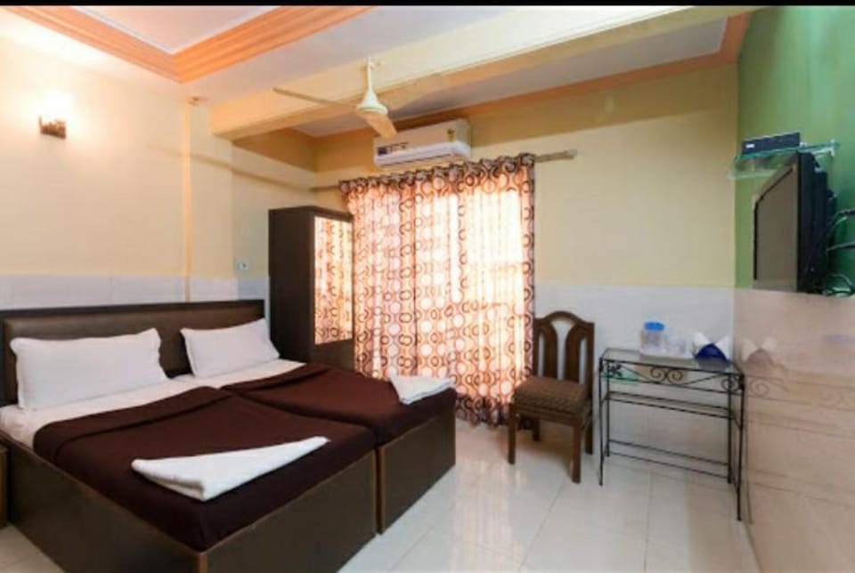TV and multimedia, Photo of the whole room, Seating area, Bedroom, fireplace, minibar, wardrobe, air conditioner