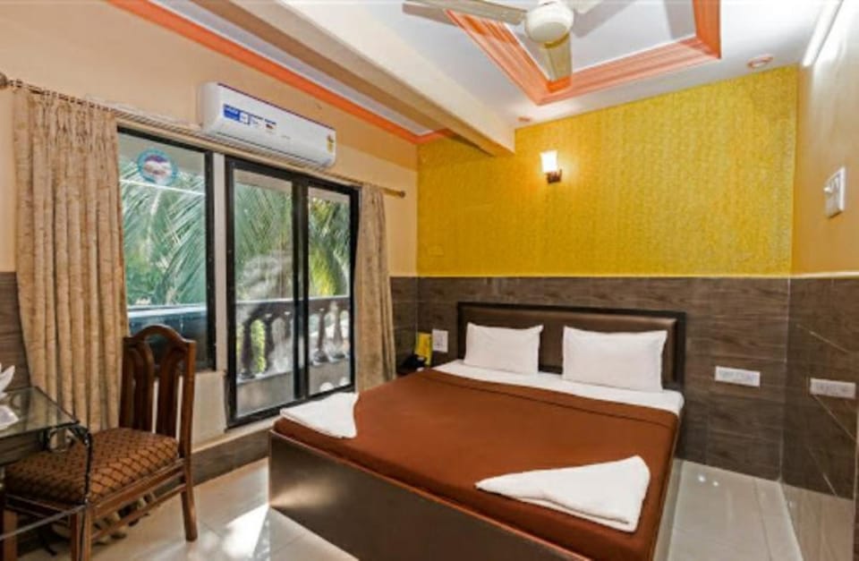 Bed, Living room, Photo of the whole room, Seating area, Bedroom, air conditioner