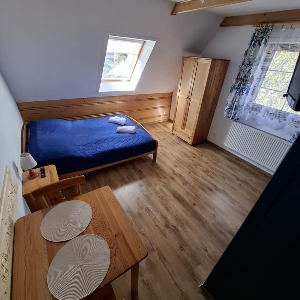 Bed, TV and multimedia, Photo of the whole room, towels, wardrobe