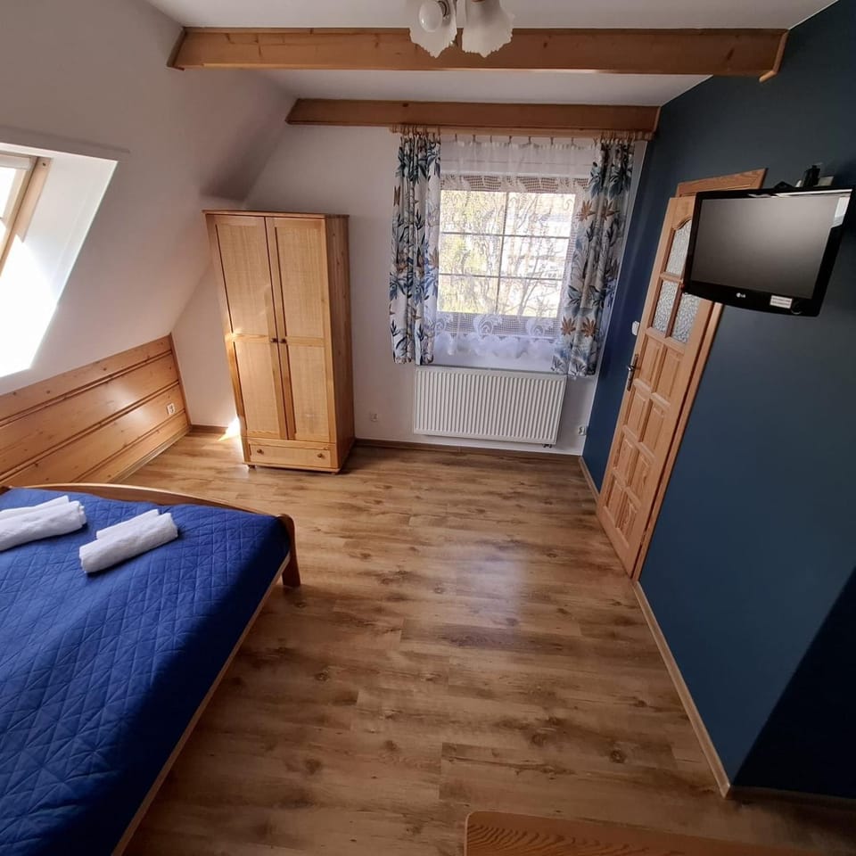 Bed, TV and multimedia, Photo of the whole room, towels, wardrobe