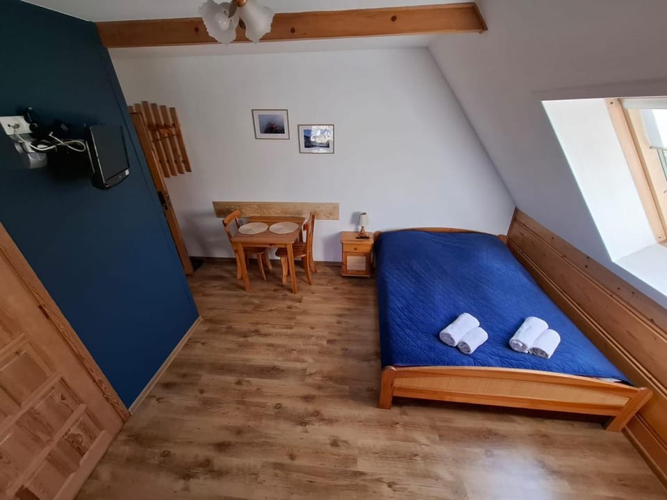 Bed, TV and multimedia, Photo of the whole room, towels