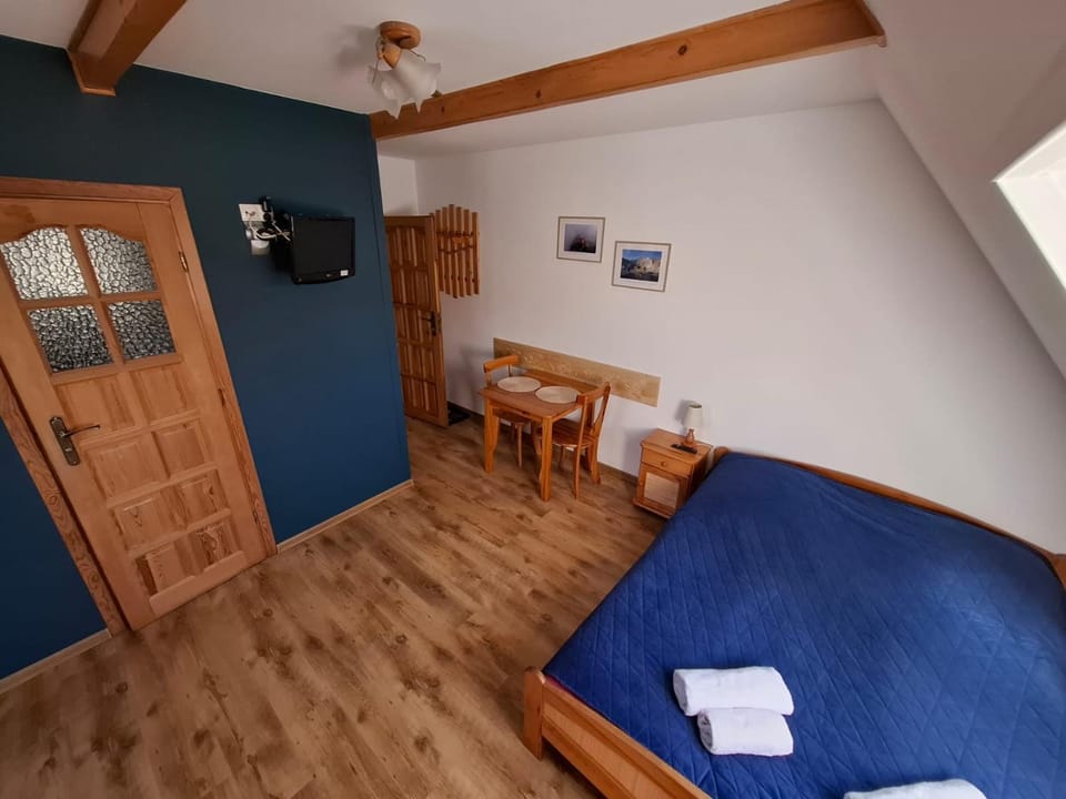 Bed, TV and multimedia, Photo of the whole room, towels