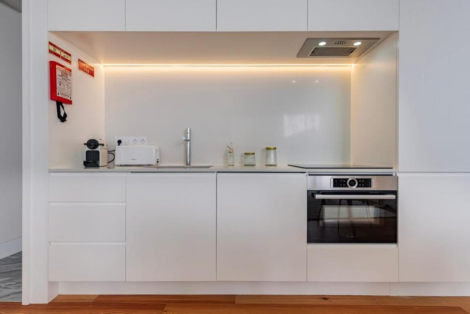 Coffee/tea facilities, Kitchen or kitchenette, stove