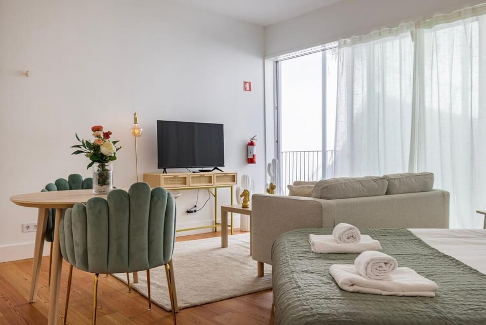 Bed, TV and multimedia, Living room, Bedroom, towels