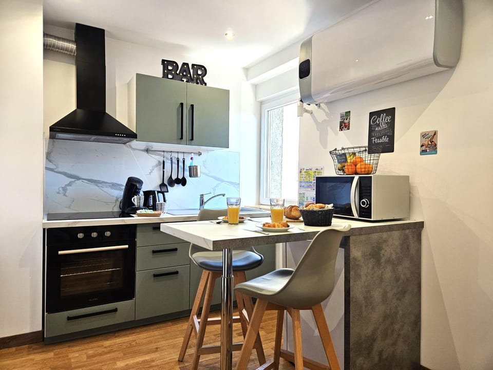 Coffee/tea facilities, Dining area, heating, microwave, oven, stove, toaster, kitchen