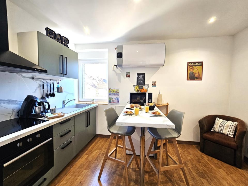 Coffee/tea facilities, Dining area, heating, microwave, oven, stove, kitchen, air conditioner