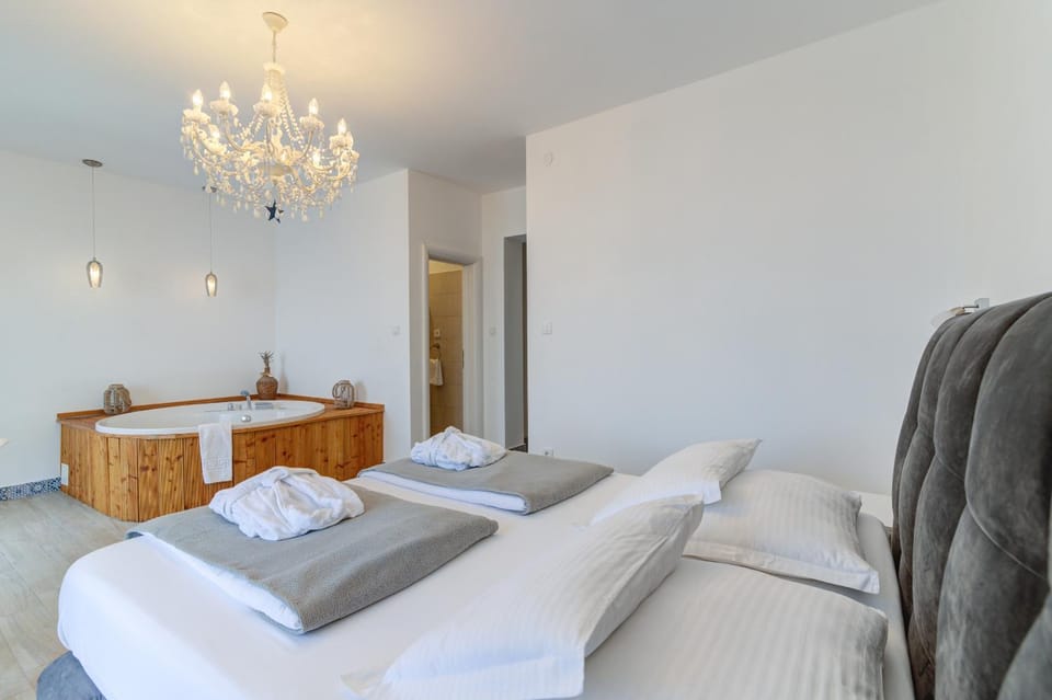 Bed, Hot Tub, Bedroom